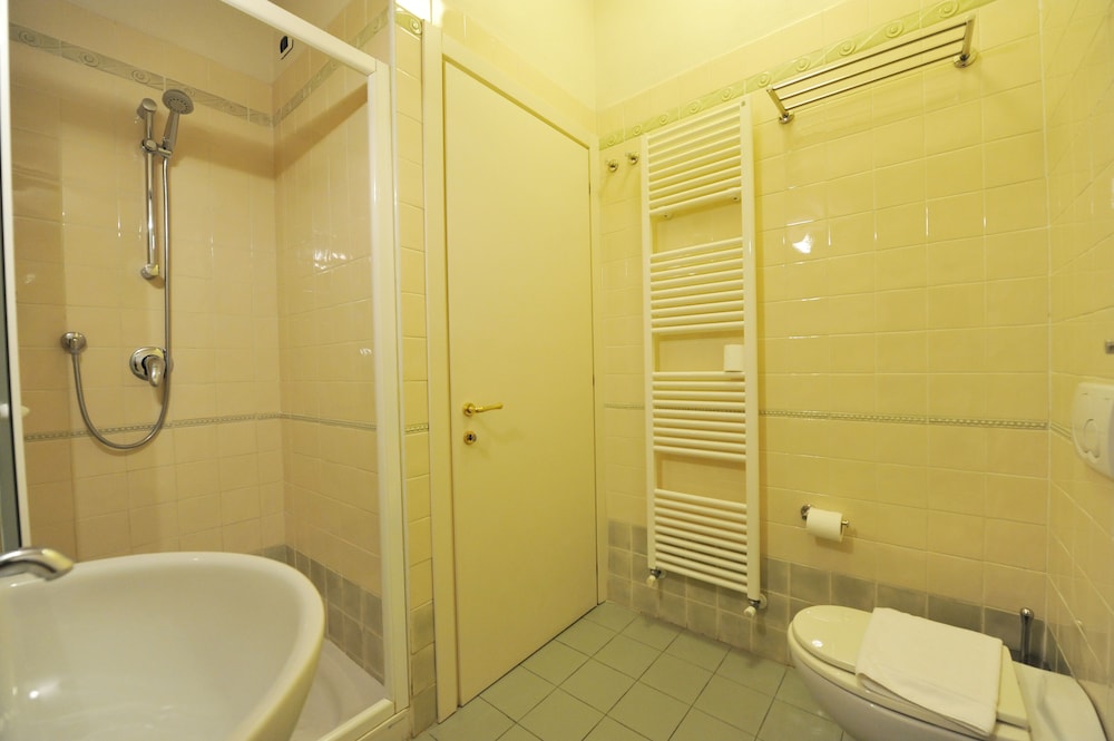Classic Triple Room, Non Smoking photo 3