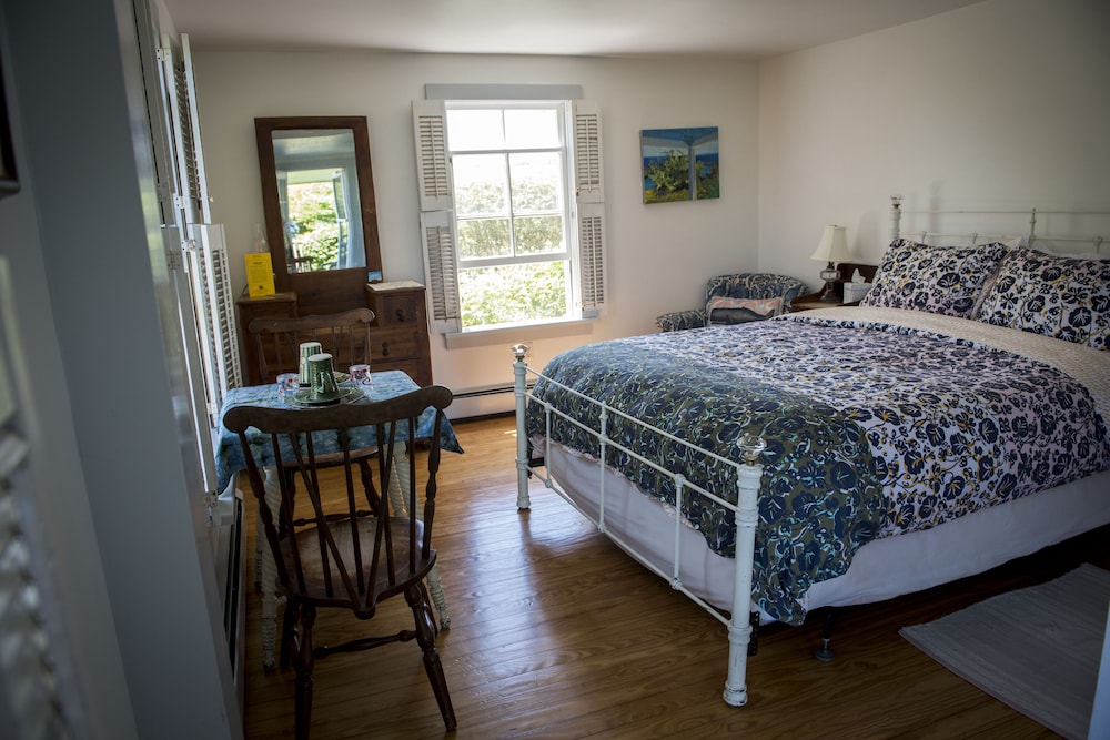 Standard Room, 1 Queen Bed, Private Bathroom, Partial Ocean View