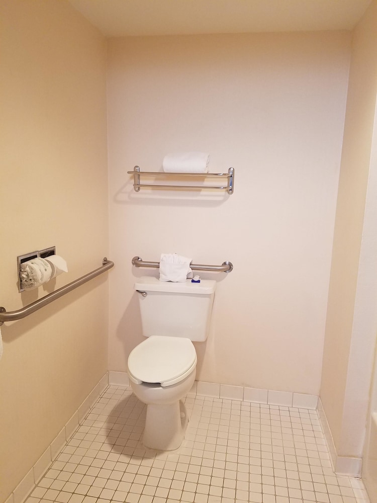 Standard Room, 1 Queen Bed, Accessible, Ground Floor - Photo 4