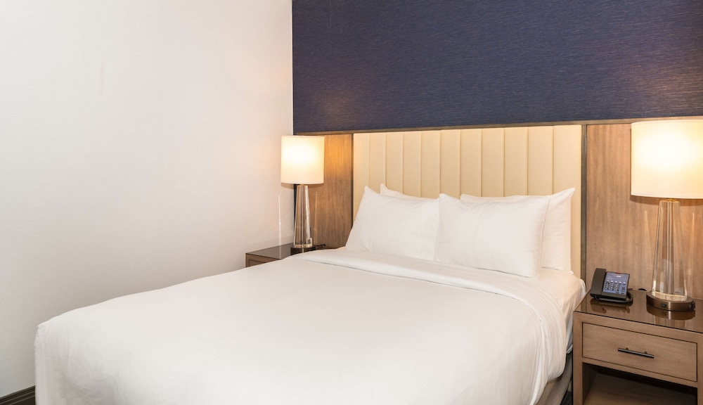 presidential suite,1king bedroom, one queen bedroom, business lounge access photo 2