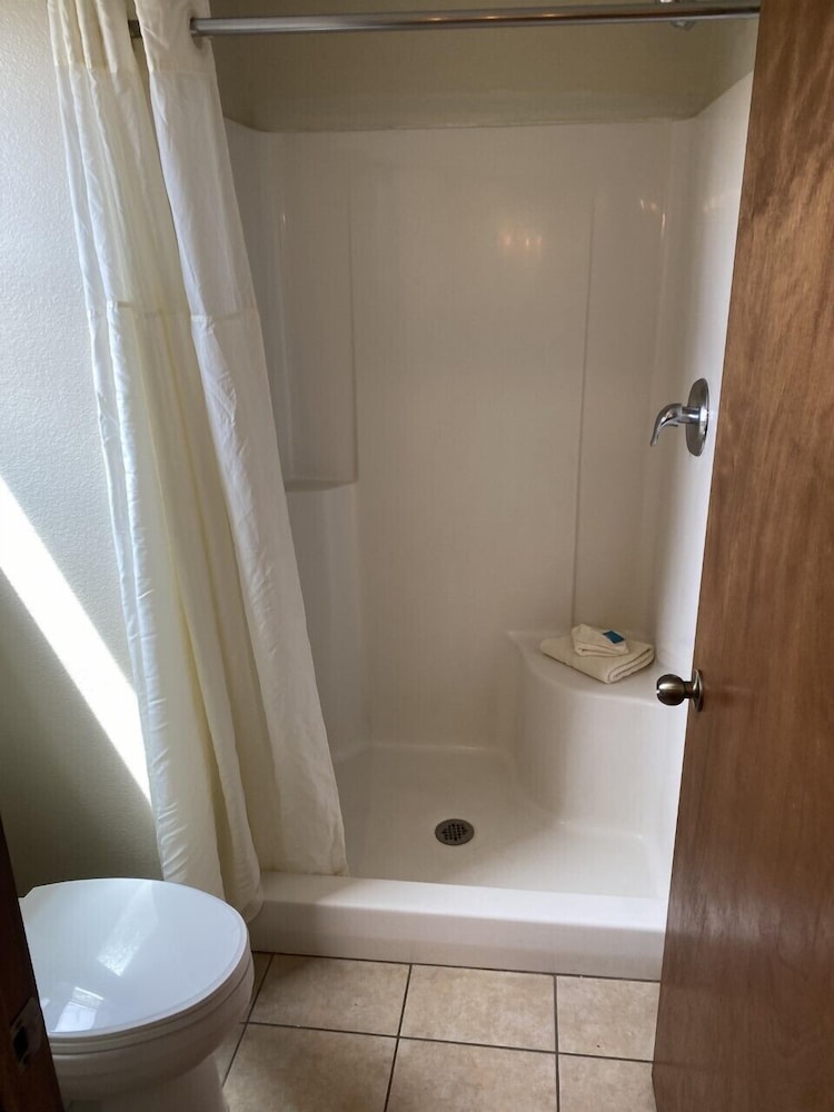 Standard Cabin, 2 Queen Beds, Non Smoking, Lake View photo 2