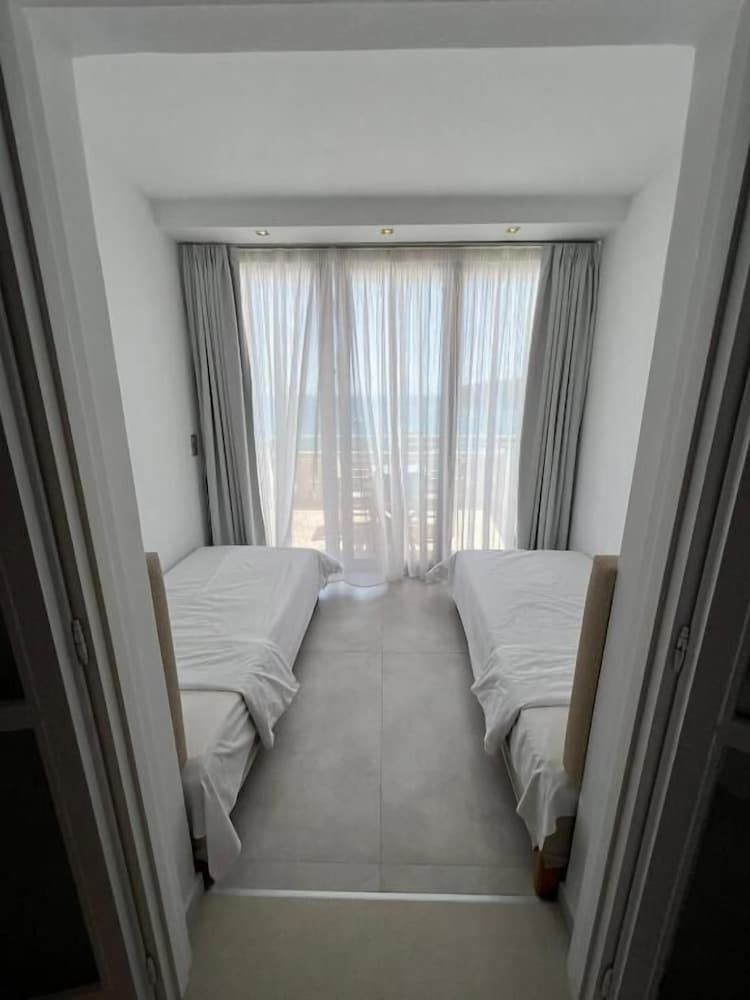One Bedroom Family Room with Balcony and Sea View photo 3