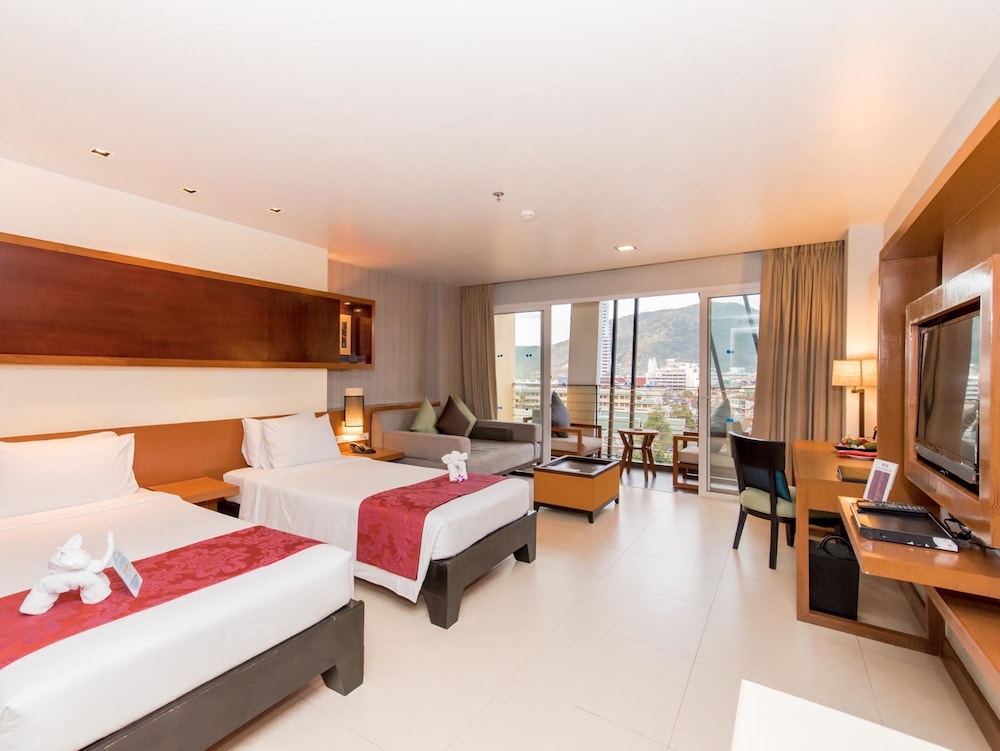 Deluxe King Bed - Photo 4