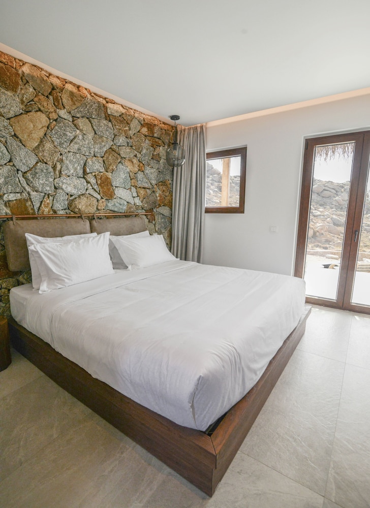 Deluxe Suite with sea view and private plunge pool