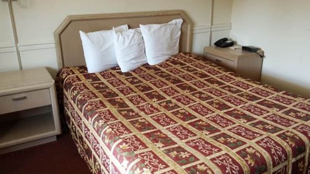 Room, 1 Queen Bed, Non Smoking, Refrigerator & Microwave - Photo 5