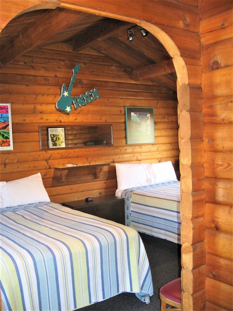 Standard Room, 2 Double Beds (v--Pet Friendly)