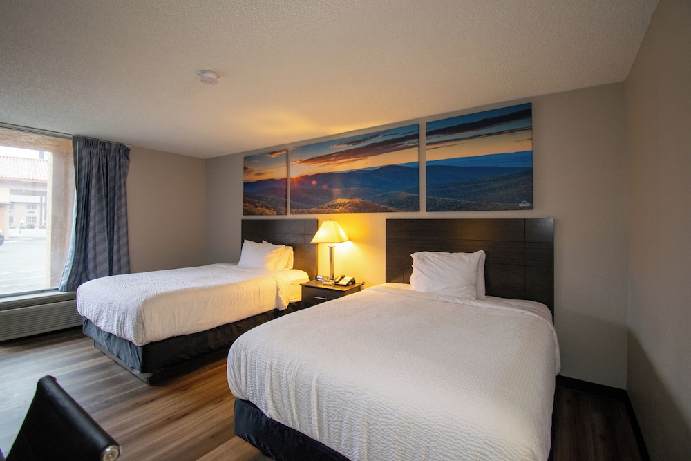 Room, 2 Queen Beds, Non Smoking - Photo 1