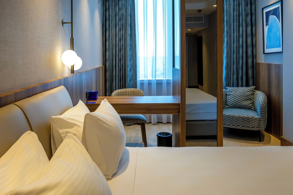 Standard Room, 1 King Bed, Partial Sea View