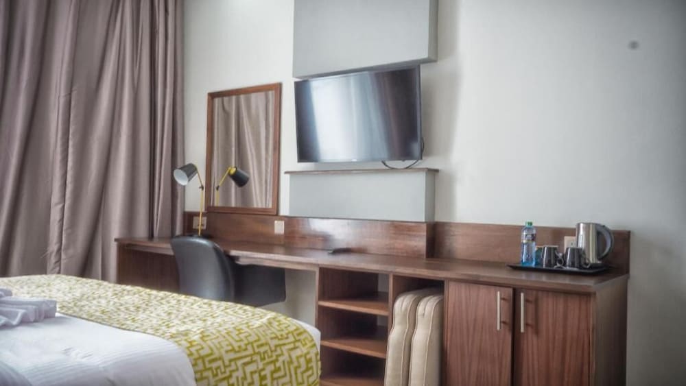 Standard Room, 1 King Bed, Non Smoking photo 2
