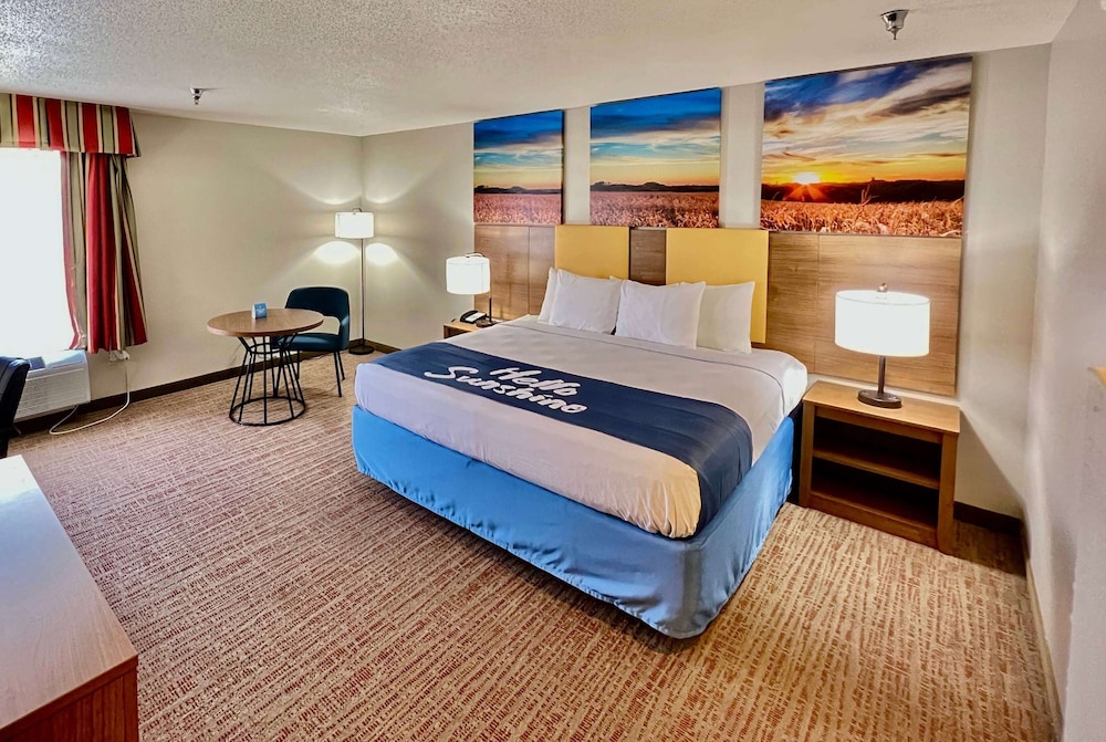 Room, 1 King Bed, Smoking - Photo 2