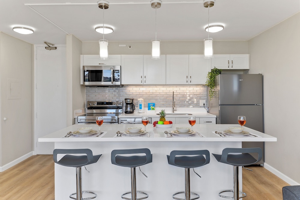 Premium Remodeled Condo with Ocean View and Parking: Premium Suite, 1 Bedroom, Balcony, Ocean View (0125) photo