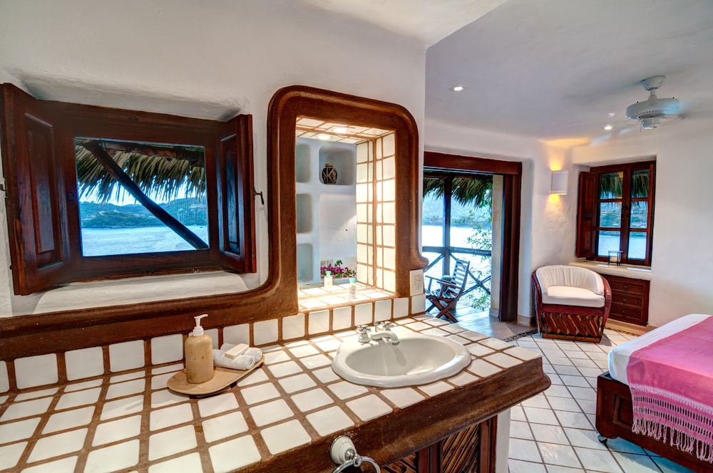 Romantic Room, 1 Queen Bed, Ocean View, Oceanfront photo 3