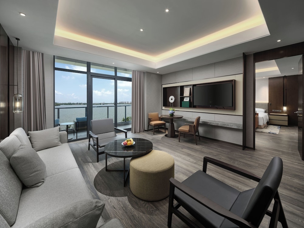 Luxury Suite, Balcony, Lake View photo 3