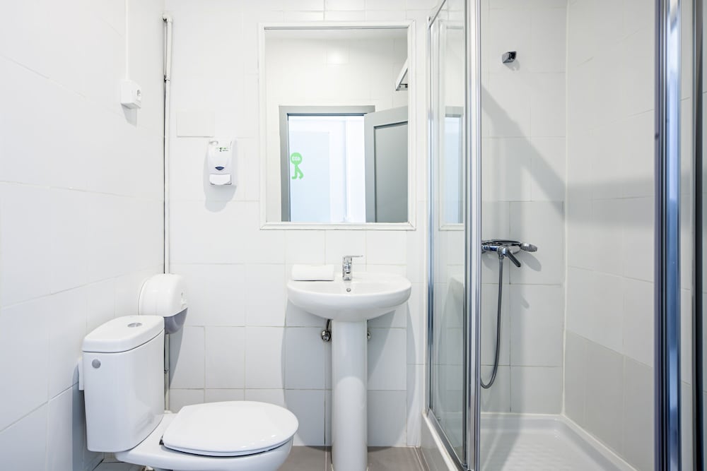 Shared Dormitory, Mixed Dorm, Private Bathroom (1 bed in a 8 beds dorm) photo 3