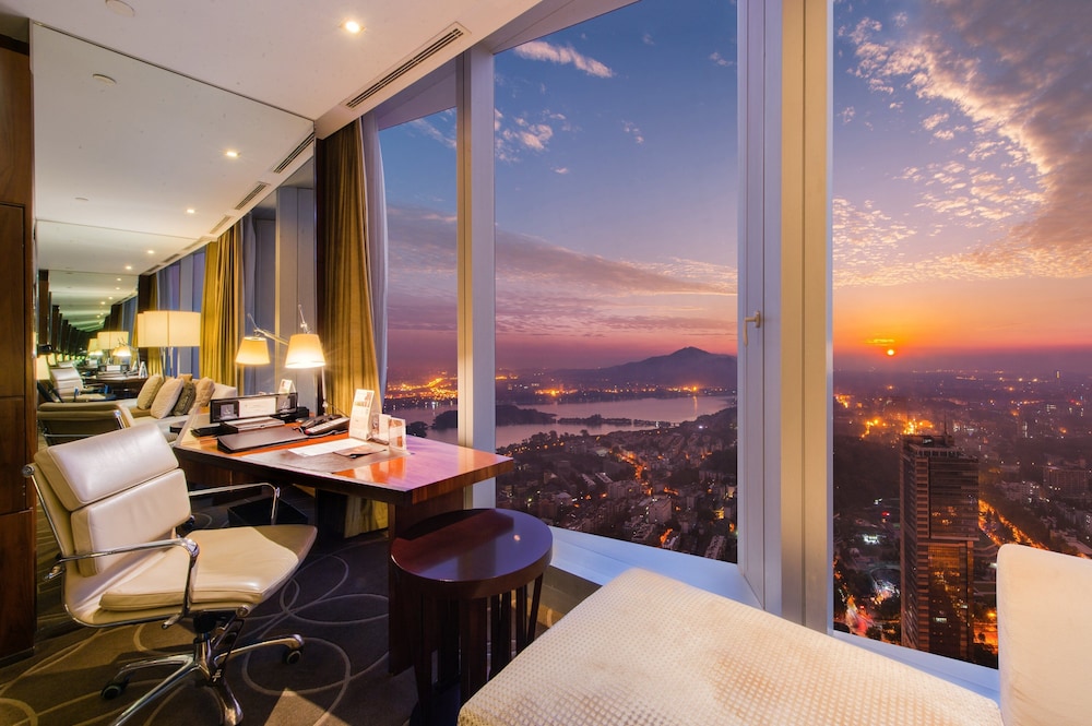 Classic Room, 1 King Bed, Business Lounge Access, Lake View (Club Lounge Access) - Photo 5