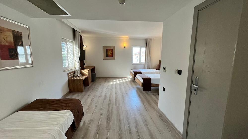 Suite, Corner photo 3
