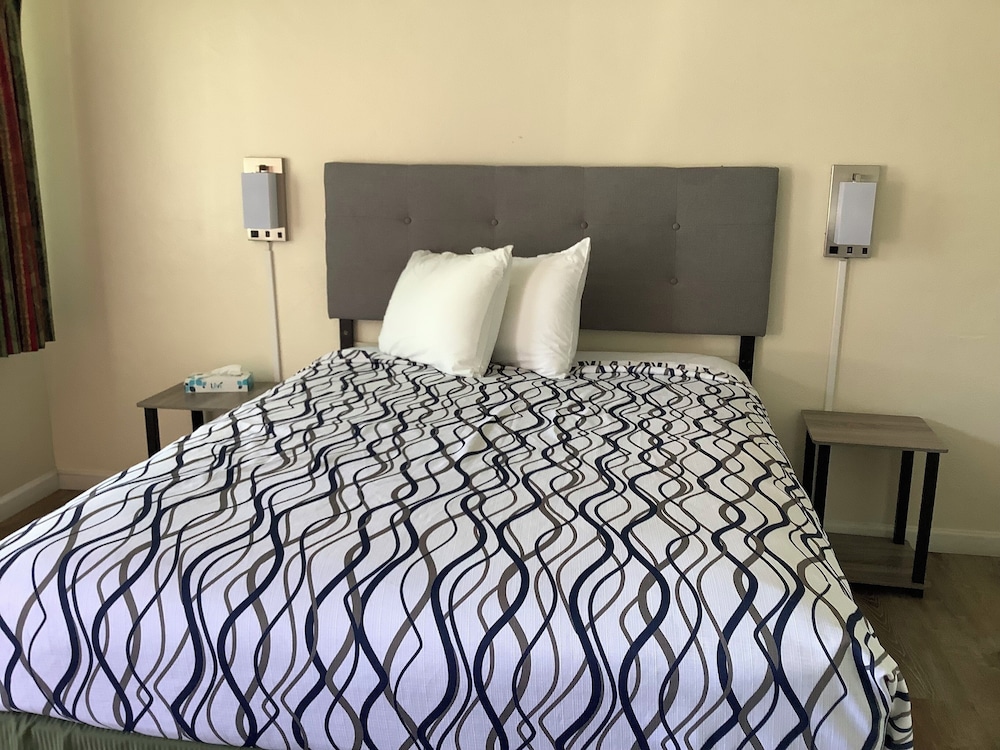 Standard Room, 1 Queen Bed photo 3