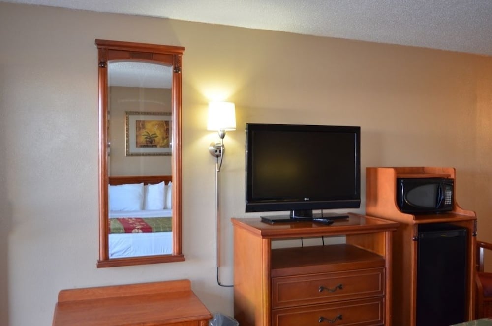 Room, 1 King Bed, Non Smoking - Photo 3