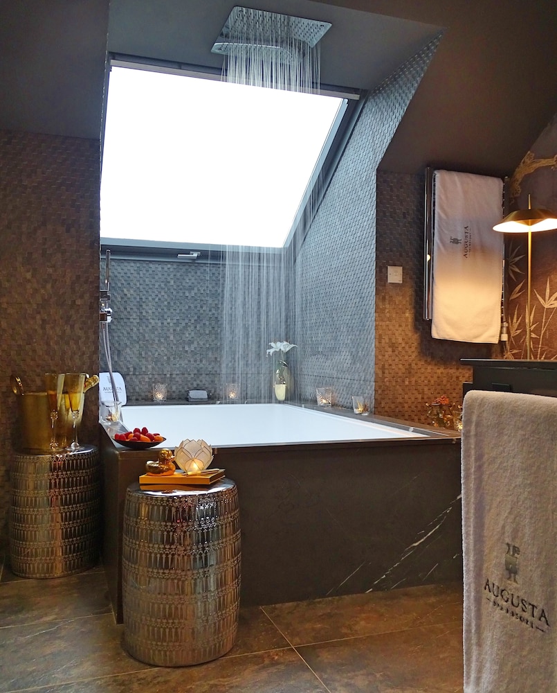 Luxury Suite (Master Suite)