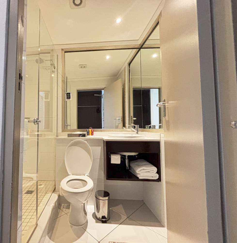 Standard Room (Queen) - Photo 6