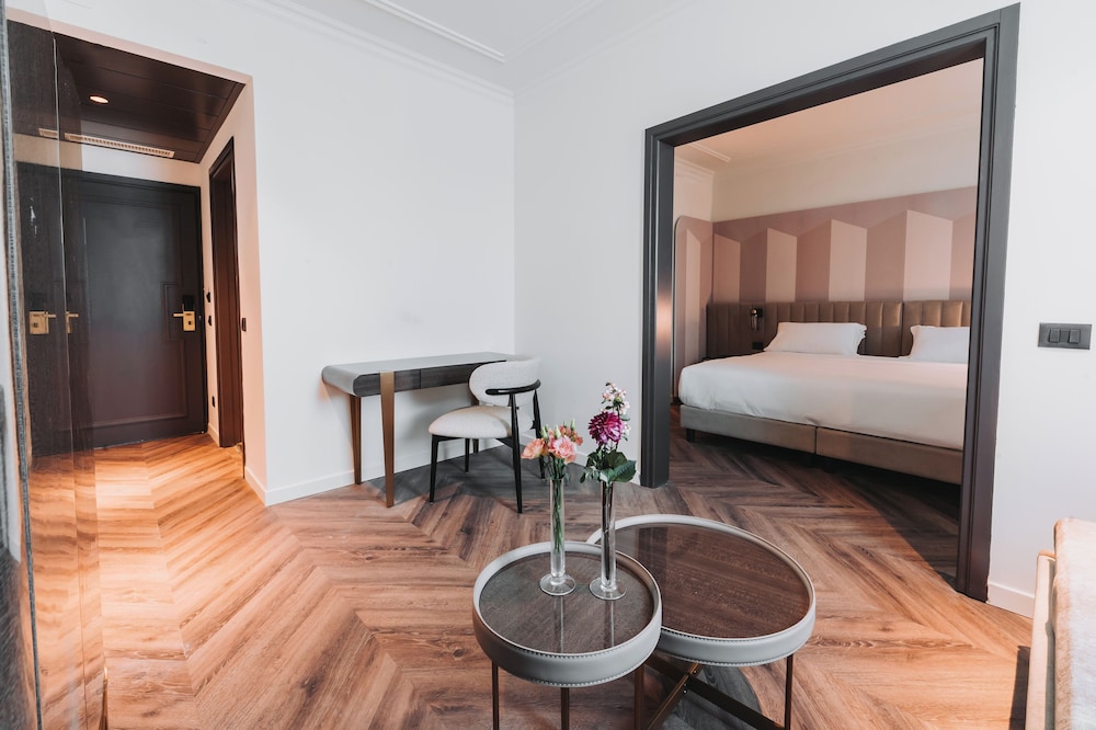 Junior Suite, 1 King Bed - Photo 1