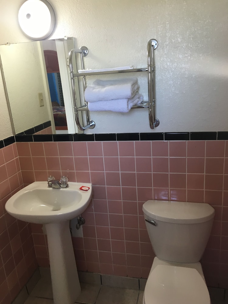 Deluxe Room, 1 King Bed, Non Smoking, Refrigerator & Microwave photo 3