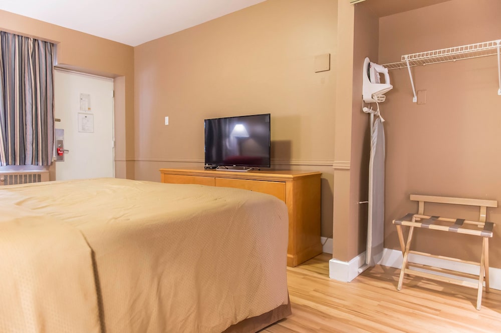 Superior Room, 1 King Bed, Non Smoking photo 2