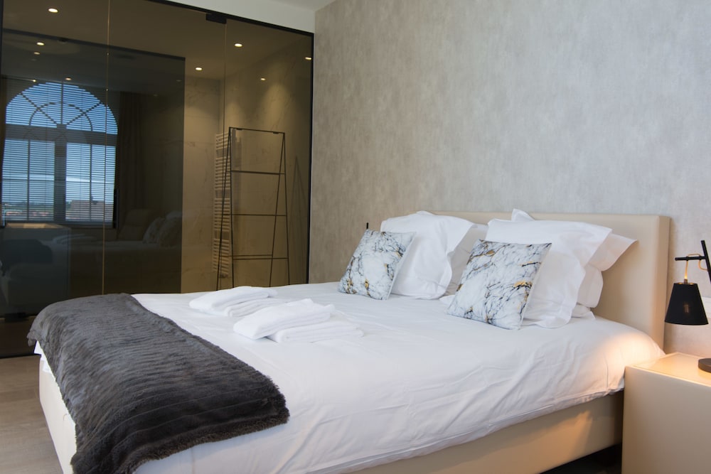 Suite, 1 King Bed photo 1