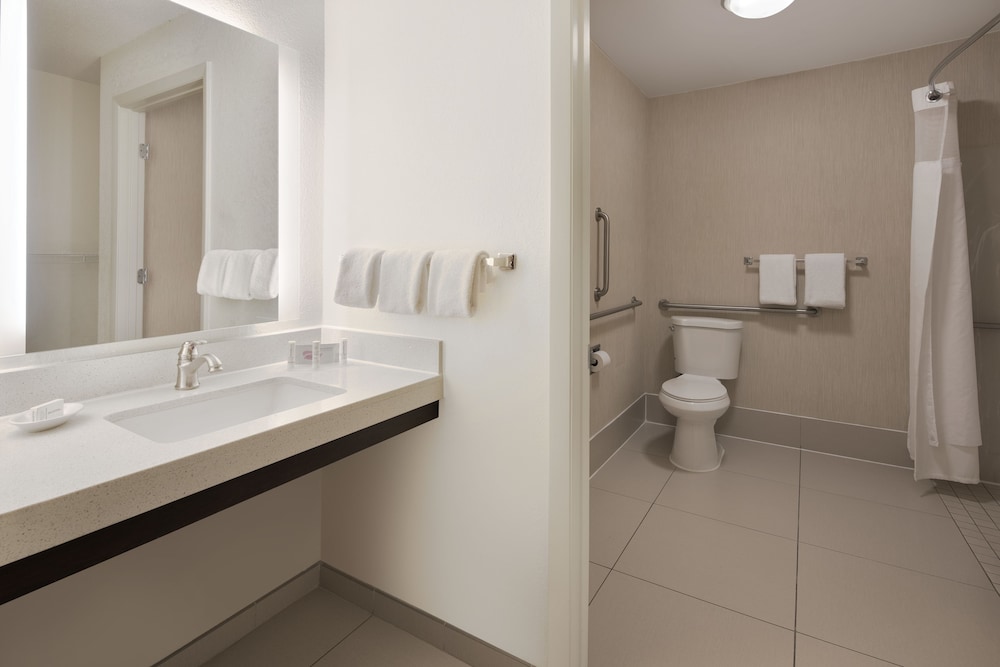 Suite, 1 Bedroom - Photo 3