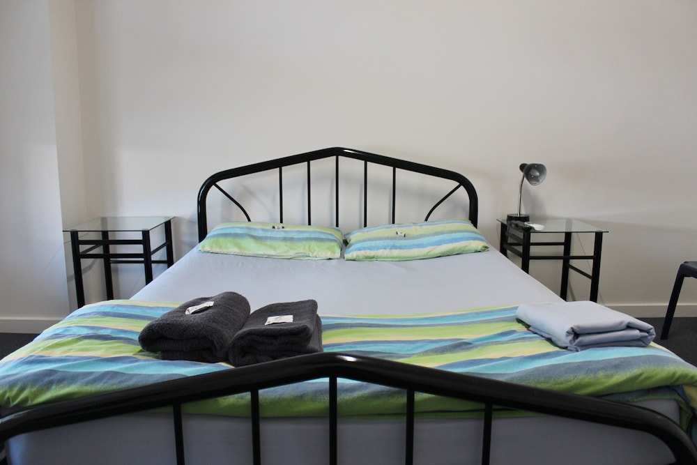 Double Room Single Use, 1 Queen Bed, Shared Bathroom photo 3