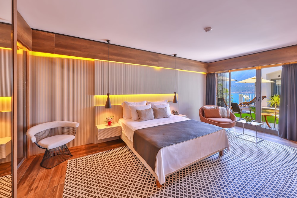 Chambre Exécutive, accès piscine, vue partielle sur la mer