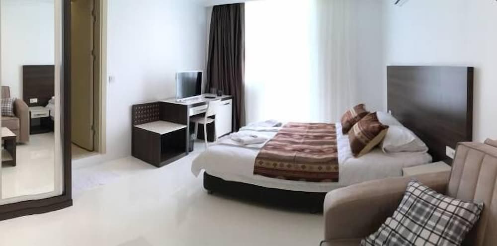 Deluxe Room, Partial Sea View