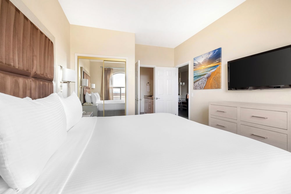2 Bedroom Street Facing 1 King 2 Twins Suite - Photo 1