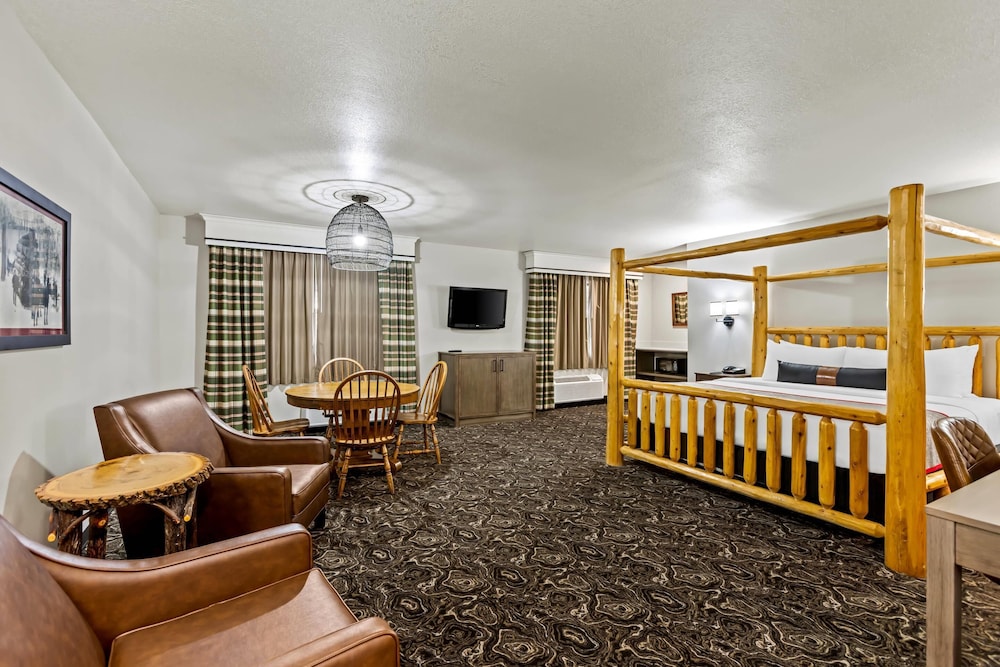 Suite, 1 King Bed with Sofa bed, Non Smoking