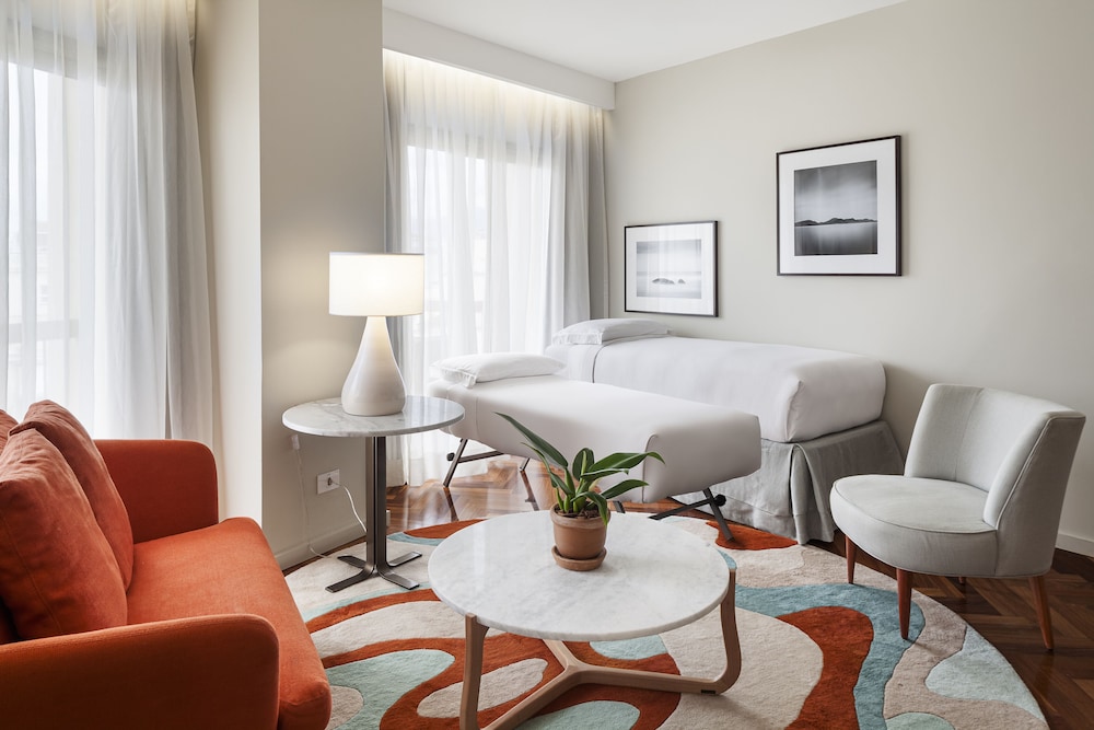 Family Suite, City View (1 King Bed & 2 Twin Beds) - Photo 8