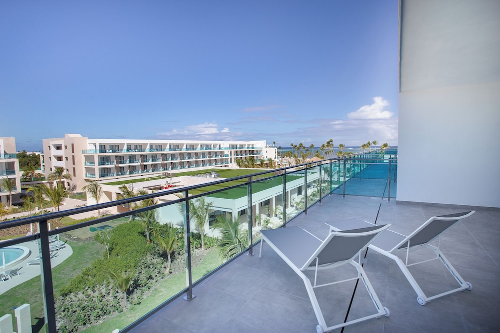 Luxury Suite - Photo 17