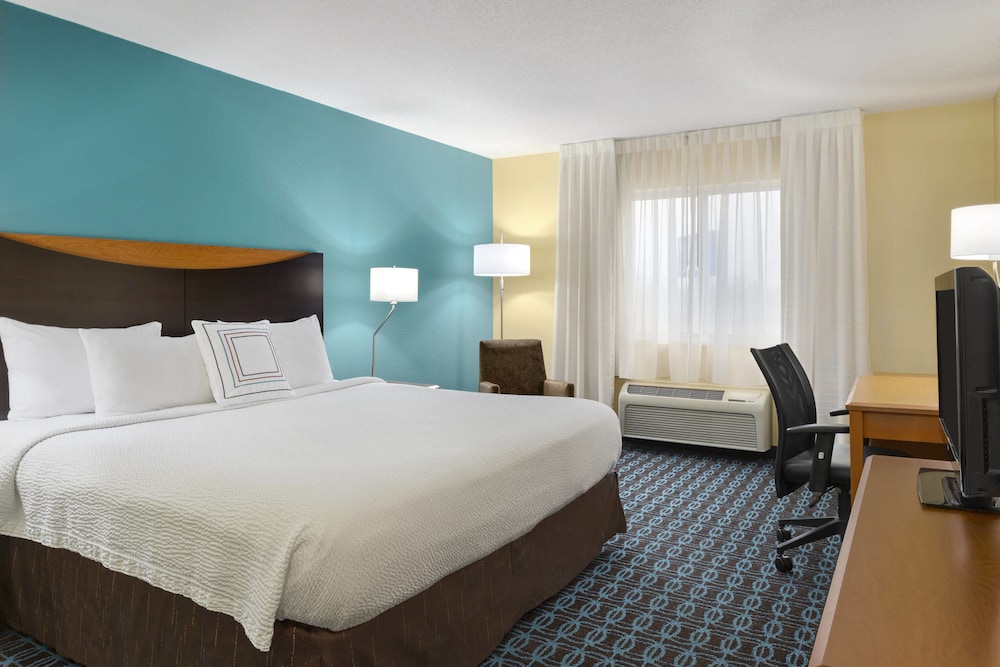 Room, 1 King Bed (Mobility/Hearing Access, Roll-In Shwr) photo 3