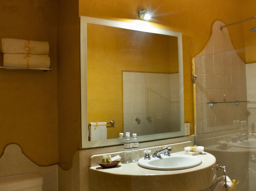 Yellow room standard photo 2