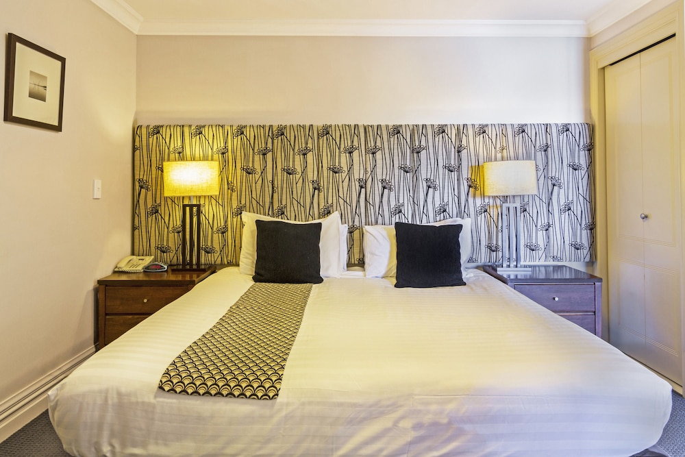 Hotel Room - Photo 2
