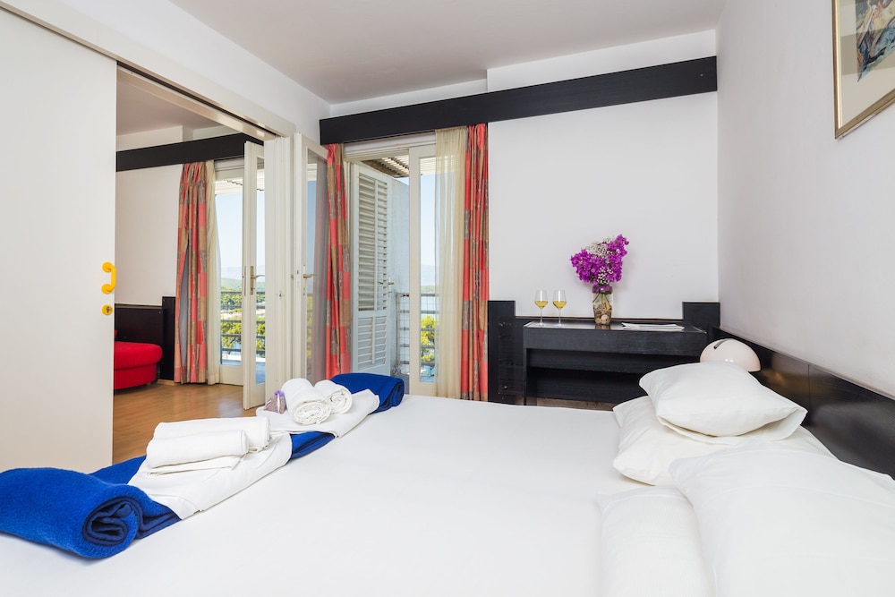 Family Suite with Sea View and Balcony photo 1