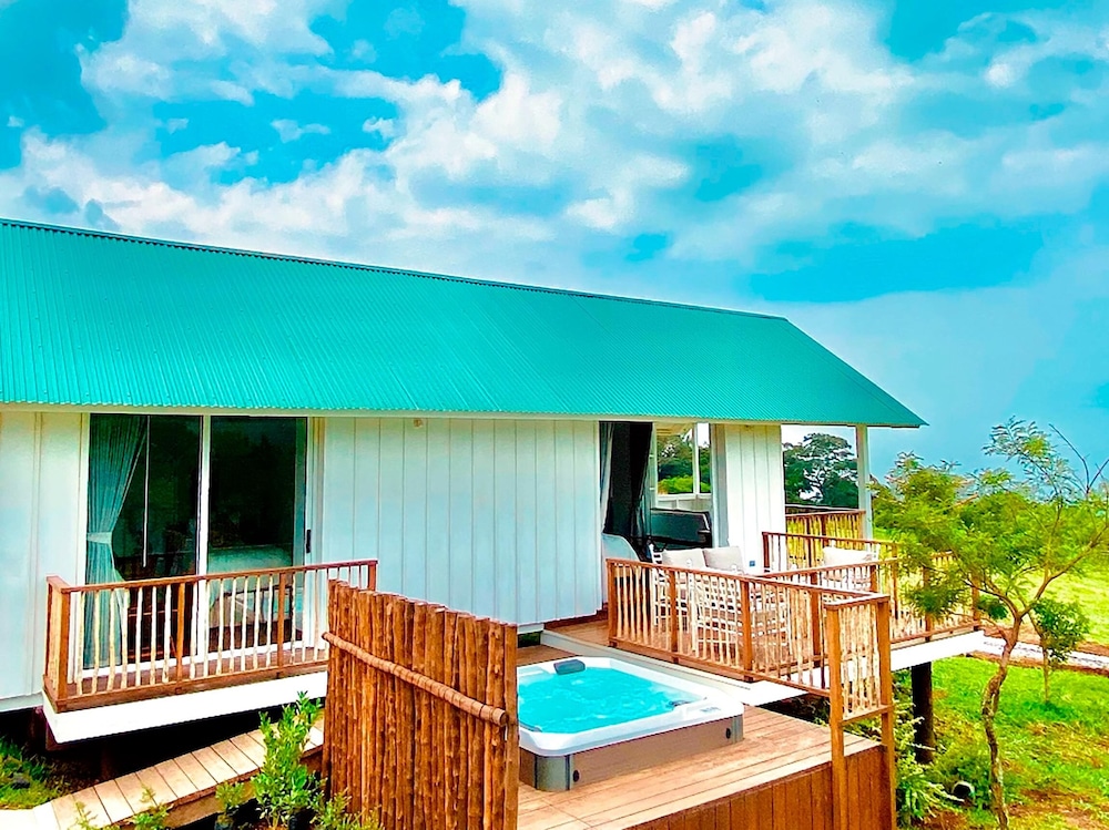 Panoramic Cabin, 2 Bedrooms, Hot Tub, Mountain View photo 2