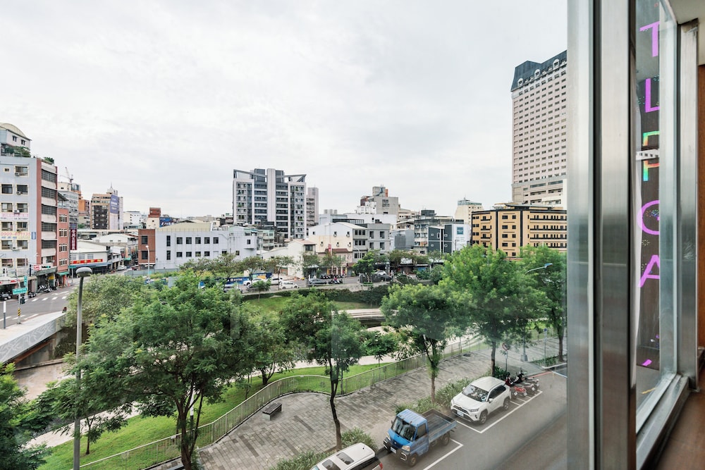 Deluxe Double Room with City View - Photo 9