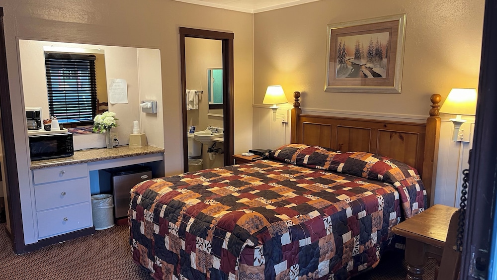 Standard Room, 1 Queen Bed photo 3