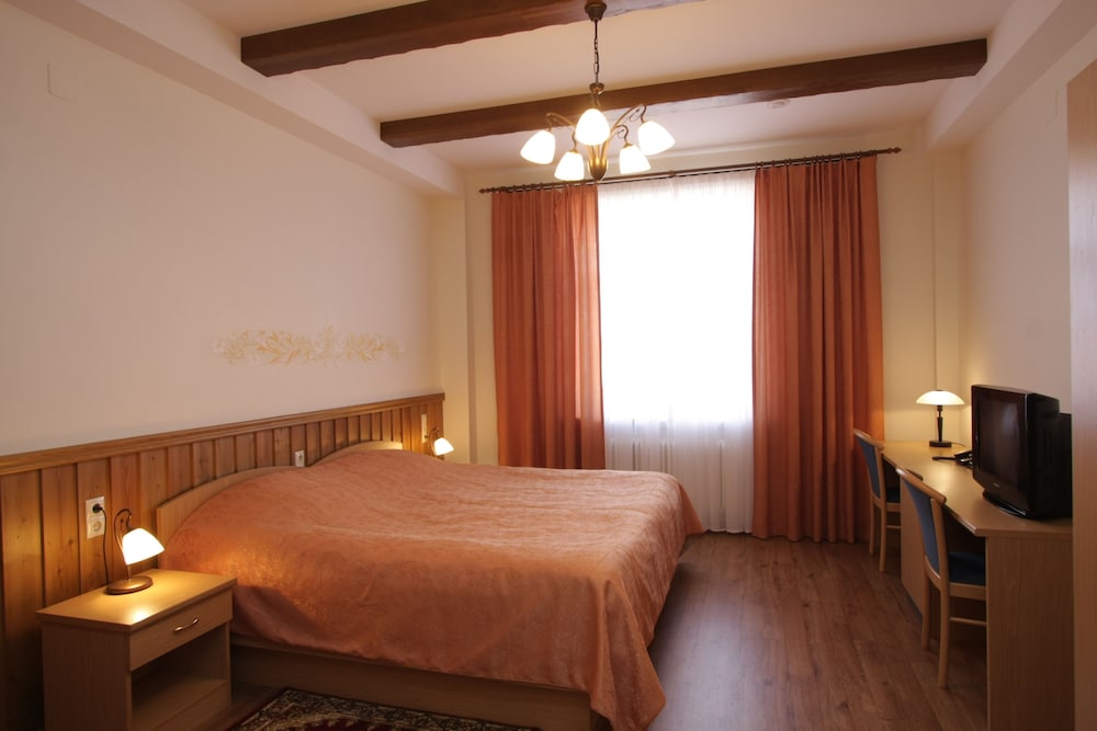 Standard Double or Twin Room, Multiple Beds, Accessible photo 3