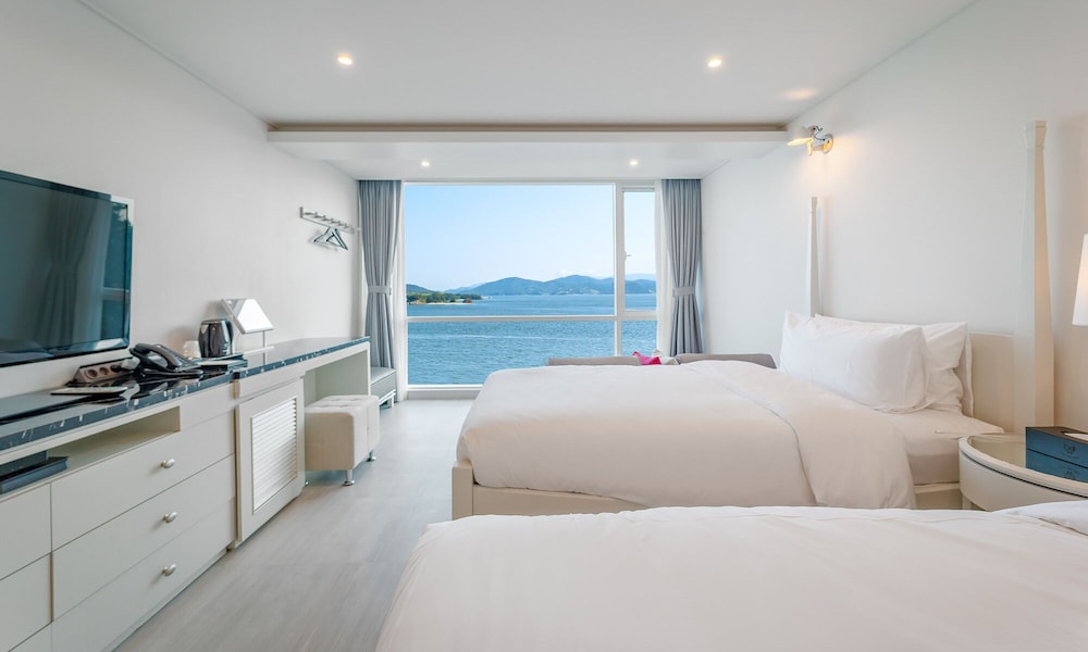 Standard Twin Room - Photo 7