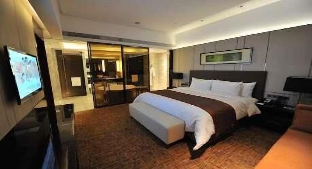 Club Room, 1 King Bed, Non Smoking (Club Business)