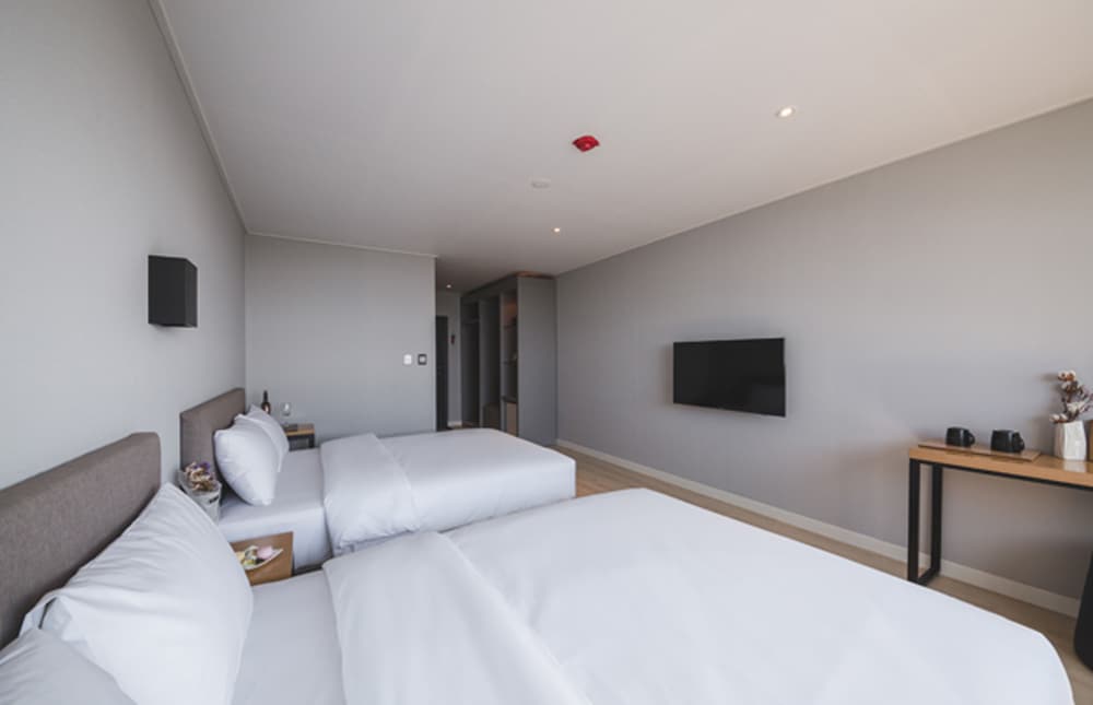 Deluxe Room, 2 Double Beds, Non Smoking, Sea View photo 3