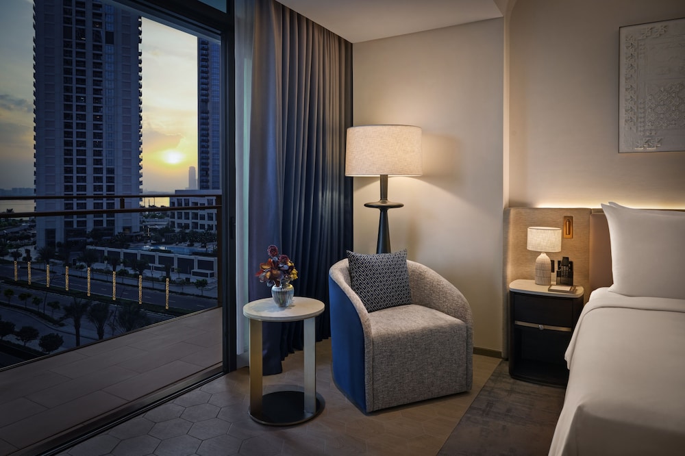 Deluxe Room, 1 King Bed (Partial Canal View) - Complimentary Lagoon Access photo 2