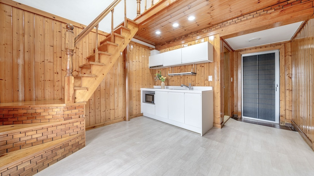 Basic Room, 2 Bedrooms (Pencil 2 (Mountain View / BBQ))