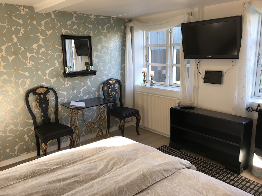 Signature Double or Twin Room, Shared Bathroom photo 1